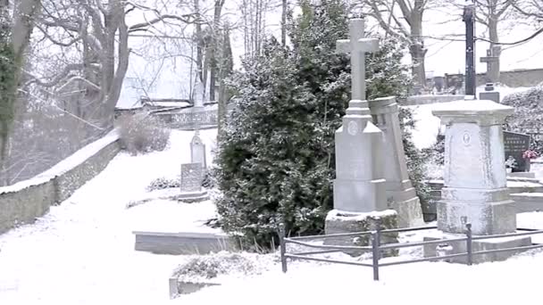 Begraafplaats Bedekt Met Sneeuw Winter Voorraad Video — Stockvideo
