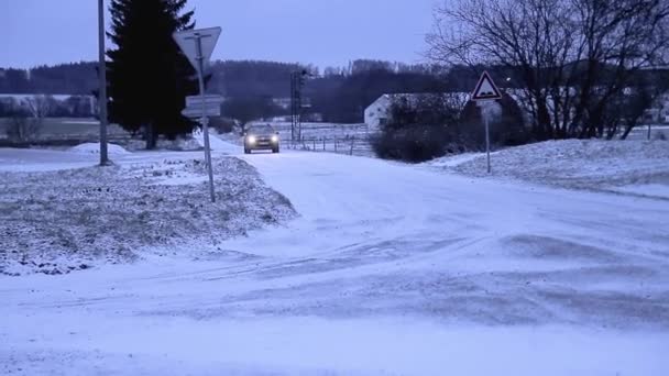 Auto Fährt Bei Verschneiten Winterbedingungen Mit Scheinwerfern Auf Lager Video — Stockvideo