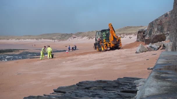 Opravy Mořské Zdi Kopáčem Pláži Cornwallu — Stock video