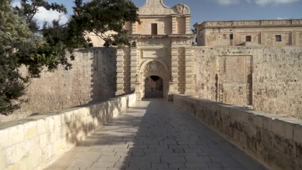 Jembatan Dengan Gerbang Batu Pintu Masuk Kota Kuno Mdina Malta — Stok Video