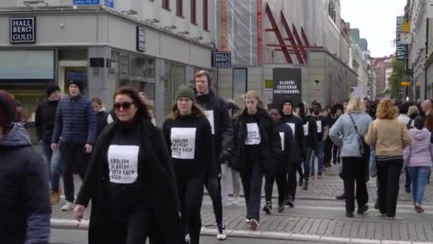 Demonstranten Schwarz Halten Plakate Die Höhe Während Sie Auf Den — Stockvideo