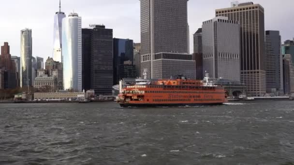 Staten Island Ferry Στον Ποταμό Hudson Στη Νέα Υόρκη Κάτω — Αρχείο Βίντεο