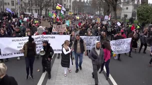 Διαδηλωτές Κατά Των Εμβολίων Covid Ηγούνται Μιας Πορείας Χιλιάδων Που — Αρχείο Βίντεο