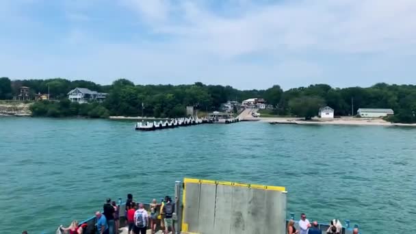 Miller Ferry Φτάνοντας Στο Lime Kiln Dock Στο Put Bay — Αρχείο Βίντεο