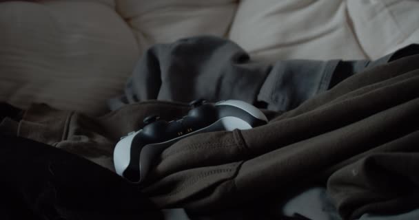 游戏玩家在毛毯上拾取无线游戏控制器 — 图库视频影像