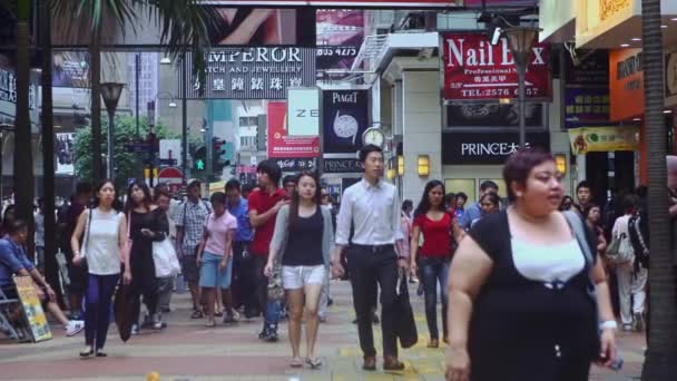 Místní Chodí Ulici Obklopeni Obchody Obchody Hong Kongu Slomo — Stock video