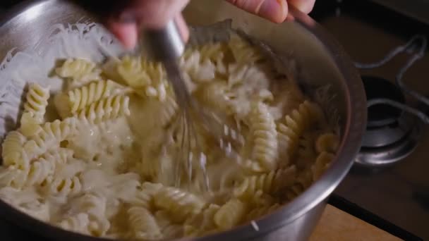 Usando Whisk Para Misturar Fusilli Pasta Massa Queijo Fazendo Torta — Vídeo de Stock