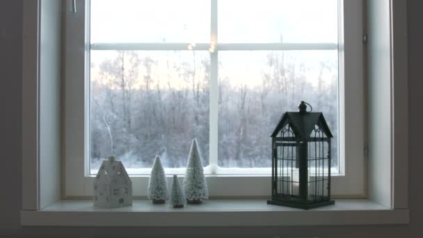 Krásný vánoční dům svíčka stojan dekorace s kouřícím komínem. Zmrazená zasněžená krajina venku