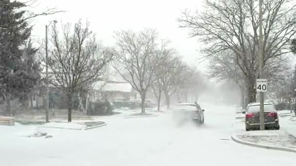 Carro Dirigindo Inverno Vento Soprando Neve Caindo — Vídeo de Stock