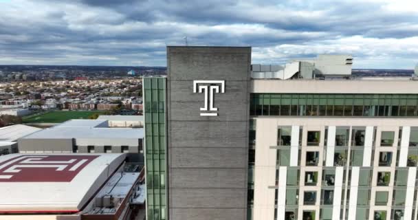 Temple University Escola Pública Pesquisa Pensilvânia Pullback Aéreo Revelar Tiro — Vídeo de Stock