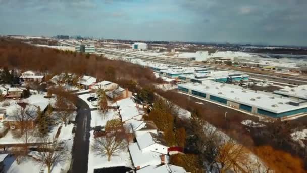 郊外と忙しい高速道路を飛んで冬の航空機 — ストック動画