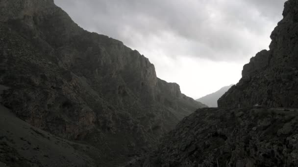 男はサマリア峡谷 クレタ島ギリシャに向かって岩の上に座っている 空中滑車 — ストック動画
