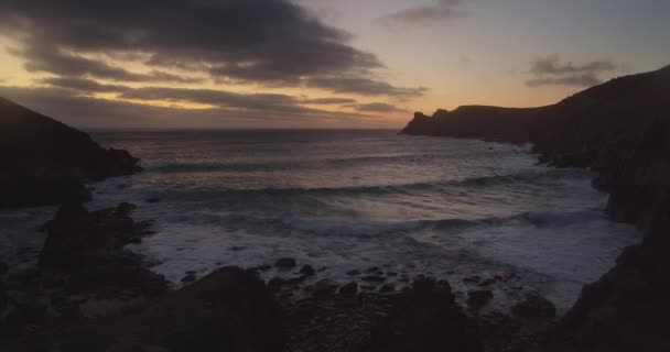 Waves Crashing Rocky Coast Nanjizal Cove Beach Sunset Levan Cornwall — Vídeo de Stock