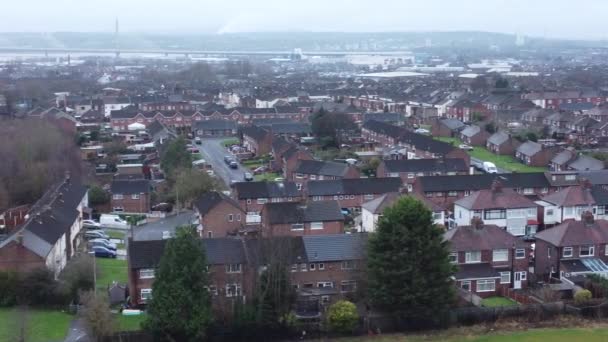英国北部的空中风景行在阴冷的冬季 街道上的梯田式住宅 — 图库视频影像