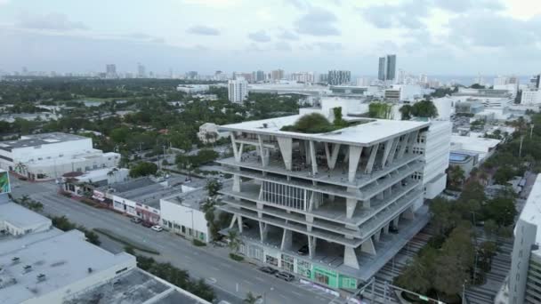 Retreating Aerial Yoga Class South Beach Miami Parking Garage — Stock Video