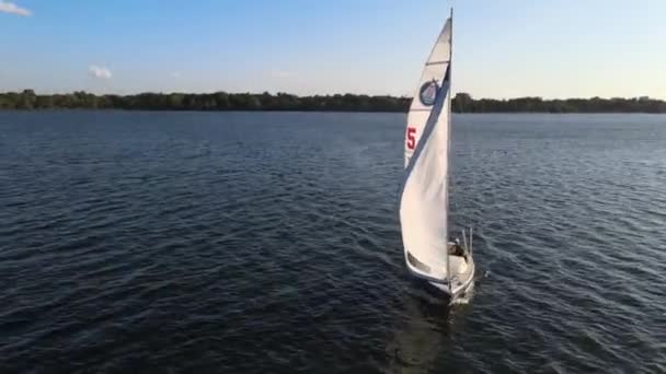 Bir Yaz Öğleden Sonrasında Yelkenli Teknesinde Eğlenen Bir Adamın Olduğu — Stok video