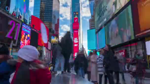 Zaman Meydanı Nın Ortasında Dolanıp Fotoğraf Çeken 2021 Şükran Günü — Stok video