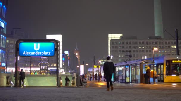 Είσοδος Του Υπόγειου Σταθμού Alexanderplatz Στο Βερολίνο Την Κρύα Νύχτα — Αρχείο Βίντεο