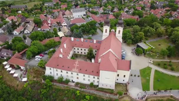 Cinematische 360 Baan Drone Beelden Van Tihany Abbey Rooms Katholieke — Stockvideo