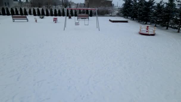 Nyilvános Játszótér Téli Szezonban Borította Gyerekeknek Magányos Park Hintával Pad — Stock videók