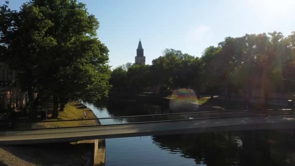 Flygdrönare Låga Över Flod Mot Åbo Sommarmorgon Finland — Stockvideo