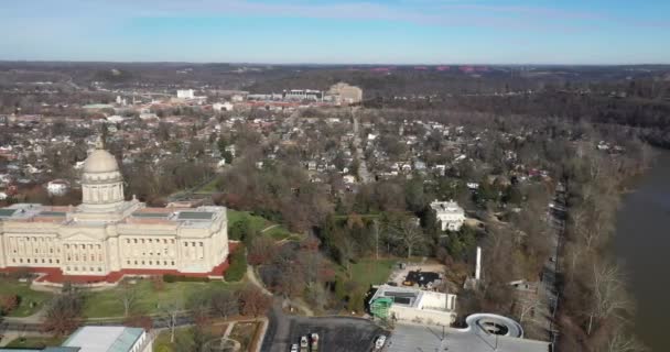 Edificio Del Capitolio Estatal Kentucky Frankfort Drone Video Moviéndose Hacia — Vídeo de stock