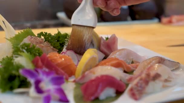Sushi Chef Ecset Szójaszósz Felett Frissen Vágott Sashimi Sushi Tál — Stock videók