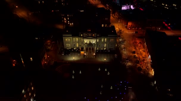 カナダのシャーブルック市で夜に照明された建物と通り 空撮プルバック — ストック動画