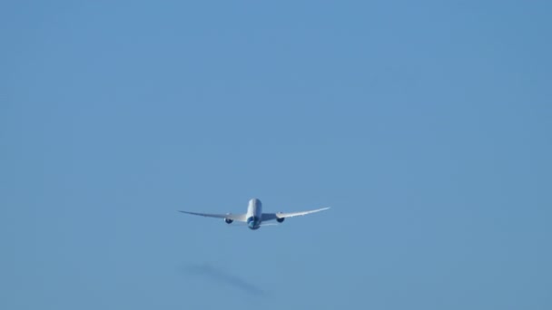 Big Wide Body Samolot Wspinaczka Starcie Blue Sky Tło — Wideo stockowe