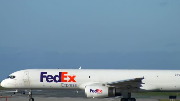 一架联邦快递货机B757在跑道上的静态复制空间 — 图库视频影像