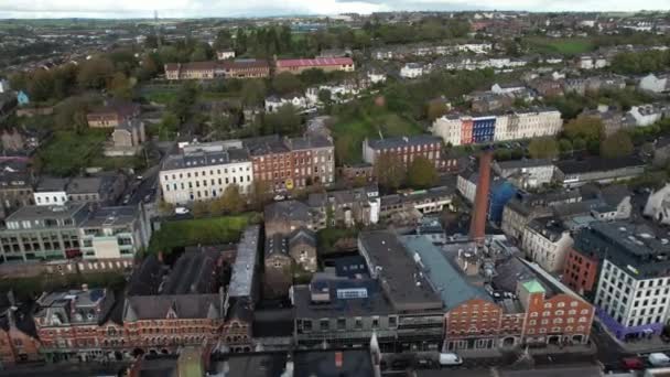 アイルランドのコルクシティの空中ビュー 晴れた夜にダウンタウンの近隣の建物の上を飛んで ドローンショット — ストック動画
