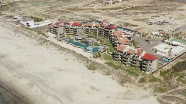 Боковой Угол Съемки Отеля Sol Pacifico Cerritos Перед Красивым Пляжем — стоковое видео