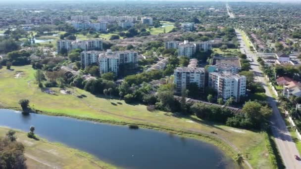 Colpo Aereo Quartiere Residenziale Florida Con Campo Golf Dove Sole — Video Stock