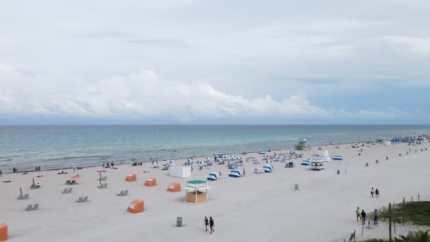 迈阿密美国佛罗里达州 拥有大西洋地平线的沙滩和救生塔上的南岸人的空中景观 无人机拍摄 — 图库视频影像