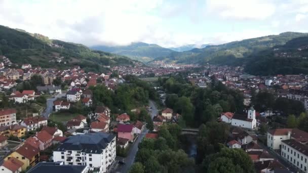 Sırbistan Ivanjica Kentinin Havadan Görüntüsü Vadideki Küçük Vadi Şehir Binaları — Stok video