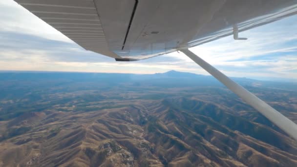 Cessna 182 Avião Voando Sobre Cordilheira Colorado Durante Dia Nuvem — Vídeo de Stock