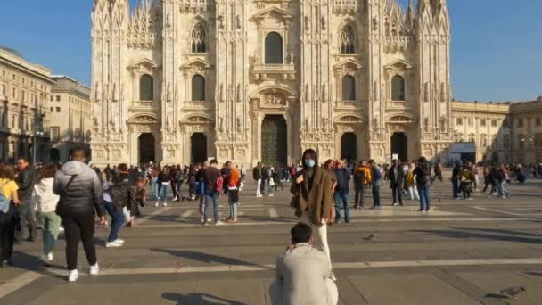 Медленная Сцена Азиатского Туриста Фотографирующего Женщину Защитной Маске Миланском Соборе — стоковое видео