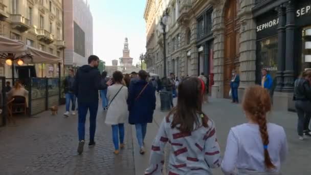 Dante Avenue Milan Avec Adultes Enfants Marchant Vers Castello Sforzesco — Video