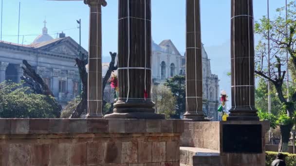 Estructura Columnas Neoclásicas Con Iglesia Fondo Del Parque Central Centro — Vídeo de stock