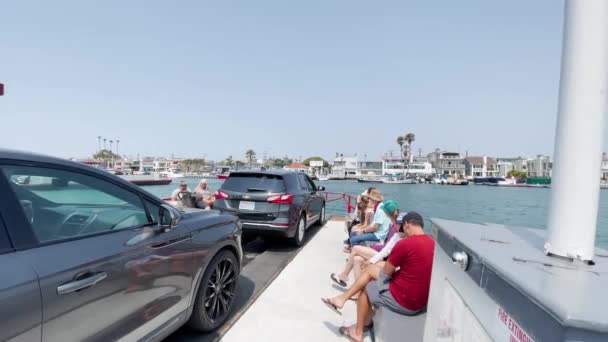 乘巴尔博亚渡船从纽波特海滩到巴尔博亚岛的短途旅行时 乘客们坐在他们的汽车旁边 — 图库视频影像