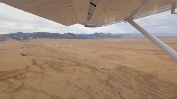 科罗拉多平原和落基山脉从塞斯纳的乘客窗口观看 — 图库视频影像