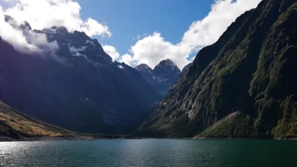 美しいマリアン湖のタイムラプスショットと夏に山の後ろに雲を飛んで — ストック動画