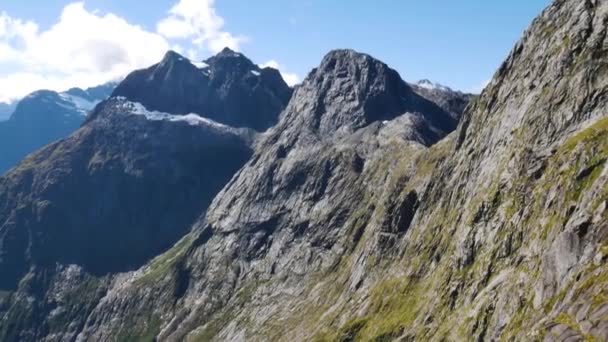 산꼭대기에 보이는 파노라마의 산맥에서 이내리쬐는 뉴질랜드의 피오들 공원의 — 비디오