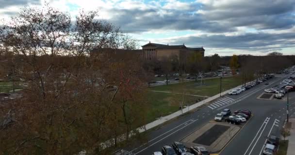 Levantamiento Aéreo Del Museo Arte Filadelfia Otoño Colorido Tarde Otoño — Vídeo de stock