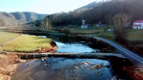 Luchtverplaatsing Vanaf Een Lage Waterbrug Watauga Watauga County North Carolina — Stockvideo