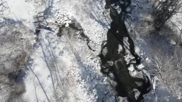 Εναέρια Πλάνα Που Πετούν Κατά Μήκος Του Ποταμού Αετού Φρέσκο — Αρχείο Βίντεο
