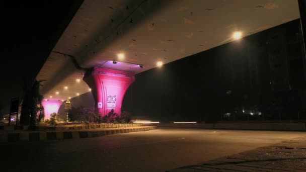 Timelapse Noite Trânsito Passando Por Baixo Estrada Overpass Karachi Ângulo — Vídeo de Stock