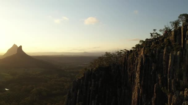 Frau Besteigt Bei Sonnenuntergang Einen Berg — Stockvideo