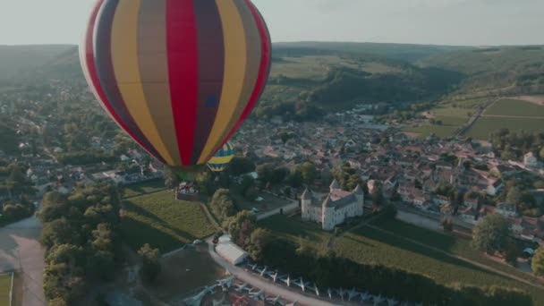 Havacılık Iki Sıcak Hava Balonu Havada Havaalanı Arka Planda — Stok video