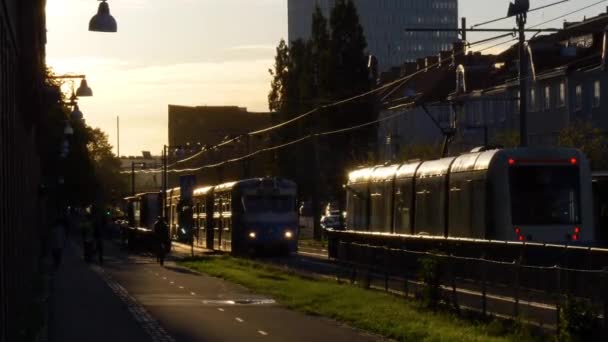 Tram Gamlestaden Göteborg Neergeschoten Bij Dageraad Tracking Shot — Stockvideo